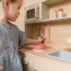 Ξύλινη κουζίνα με αξεσουάρ παιχνιδιού